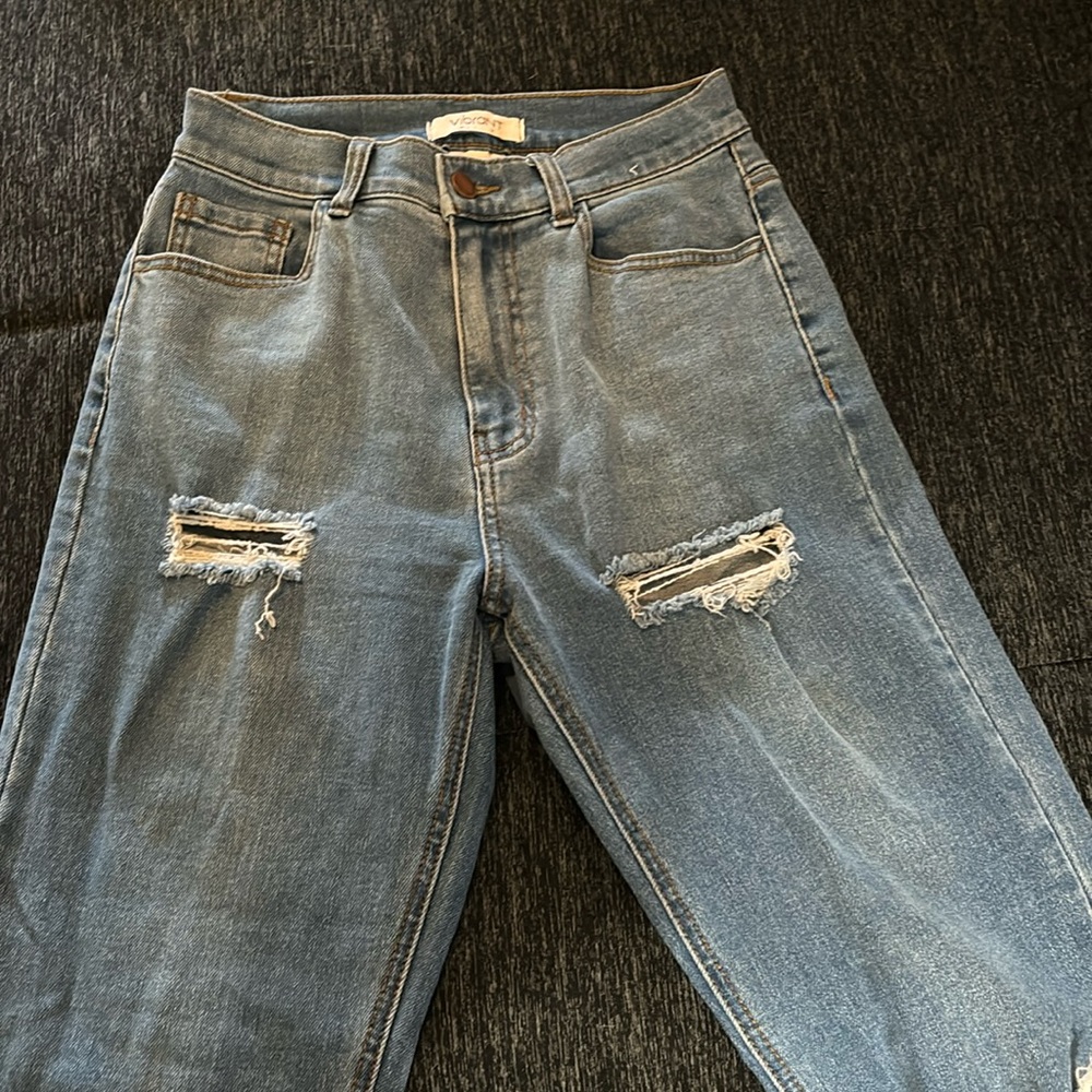 mom jean in great condition. lighter wash